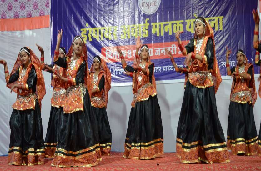 सागर के एमएलबी स्कूल में आयोजित विज्ञान प्रदर्शनी के समापन समारोह में संस्कतिक कार्यक्रम प्रस्तुत करती छात्राएं एवं बच्चों को सम्मानित करते हुए अतिथिगण सागर के एमएलबी स्कूल में आयोजित विज्ञान प्रदर्शनी के समापन समारोह में संस्कतिक कार्यक्रम प्रस्तुत करती छात्राएं एवं बच्चों को सम्मानित करते हुए अतिथिगण