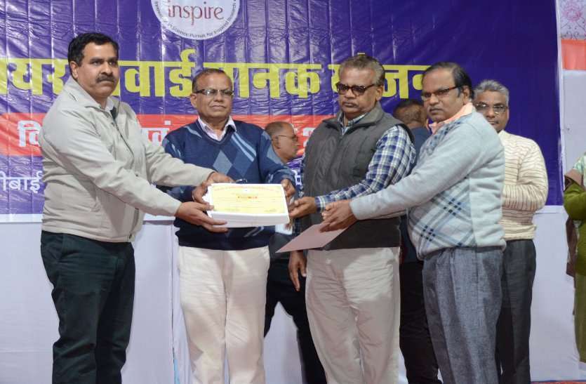 सागर के एमएलबी स्कूल में आयोजित विज्ञान प्रदर्शनी के समापन समारोह में संस्कतिक कार्यक्रम प्रस्तुत करती छात्राएं एवं बच्चों को सम्मानित करते हुए अतिथिगण सागर के एमएलबी स्कूल में आयोजित विज्ञान प्रदर्शनी के समापन समारोह में संस्कतिक कार्यक्रम प्रस्तुत करती छात्राएं एवं बच्चों को सम्मानित करते हुए अतिथिगण