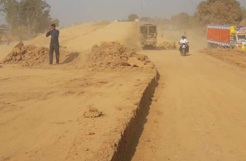 highway ठेकेदार बोले पैसा तो तभी बनाएंगे सड़क