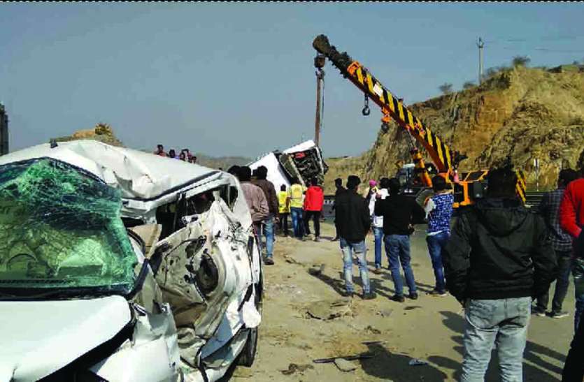 Rajsamand news,Rajsamand local news,rajsamand accident news, बेकाबू कार ने खड़ी जीप को मारी टक्कर, चार की मौत