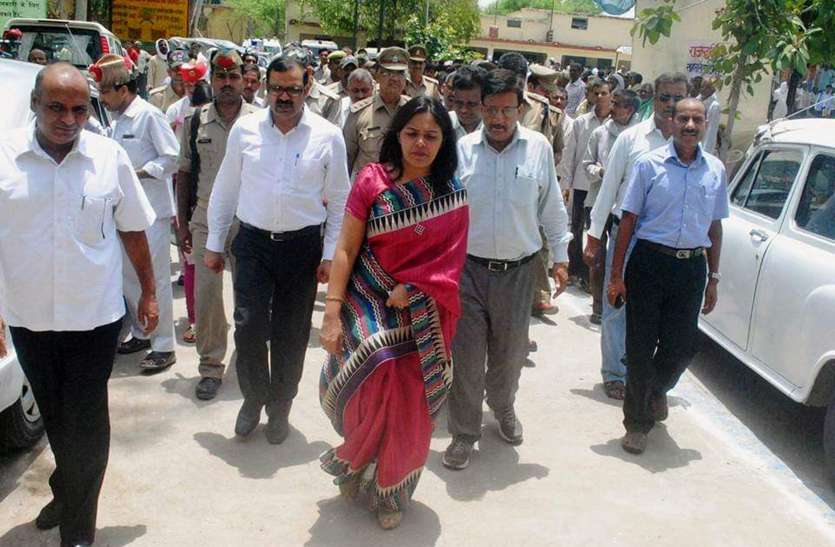 आधी रात को सड़क पर महिला IAS को देख मचा हड़कंप आधी रात सड़क पर महिला IAS को देख मचा हड़कंप