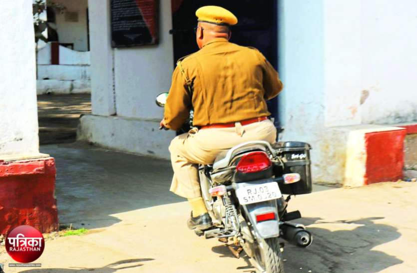 banswara बांसवाड़ा : चोरी की मोटरसाइकिल का बदल दिया हुलिया, फर्जी नंबर प्लेट लगाकर पुलिस हैड कांस्टेबल लगा रहा फर्राटे