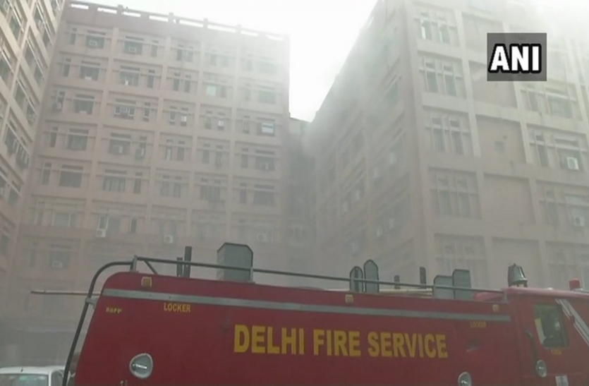 news दिल्लीः प्रगति विहार के सीजीओ कॉम्प्लेक्स में लगी आग, दमकल की गाड़ियां मौके पर