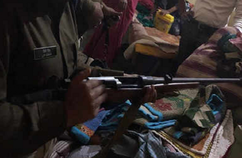 Bihar police बिहार: विधायक के करीबी के घर छापेमारी, हथियार व नकदी बरामद