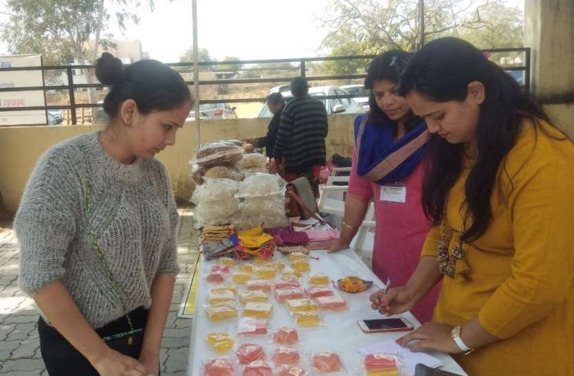 udaipur स्वाद ऐसा भाया कि प्रदर्शनी में जेब ढीली करने से अधिकारियों ने भी नहीं किया गुरेज