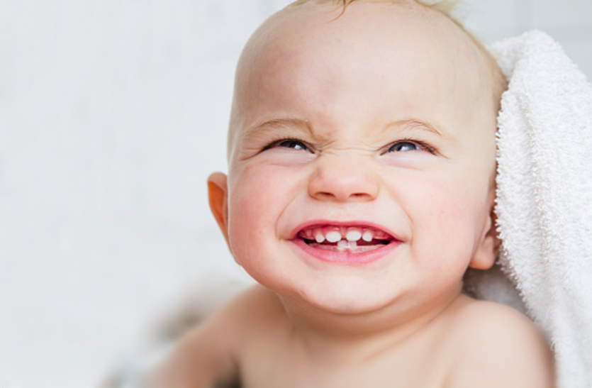 baby's first tooth जब निकलने वाले हों बच्चे के दांत ताे इन बाताें का रखें ध्यान
