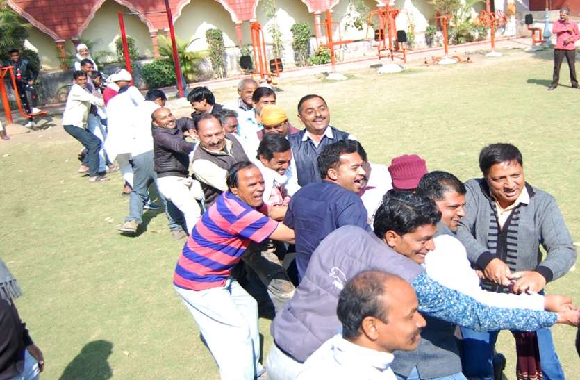 Anand Utsav organized at the municipality complex on Makar Sankranti आनंद उत्सव : नेता-अफसरों ने रस्साकसी में जोर आजमाईश की