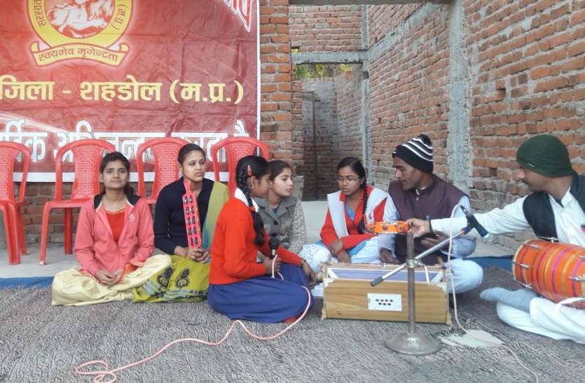 Vibrant in the villages on the Yuva Divas, the audience watched by the presentation of school students युवा दिवस पर ग्रामों में मचाई धूम, स्कूली छात्र-छात्राओं की प्रस्तुति से भाव विभोर हुए दर्शक
