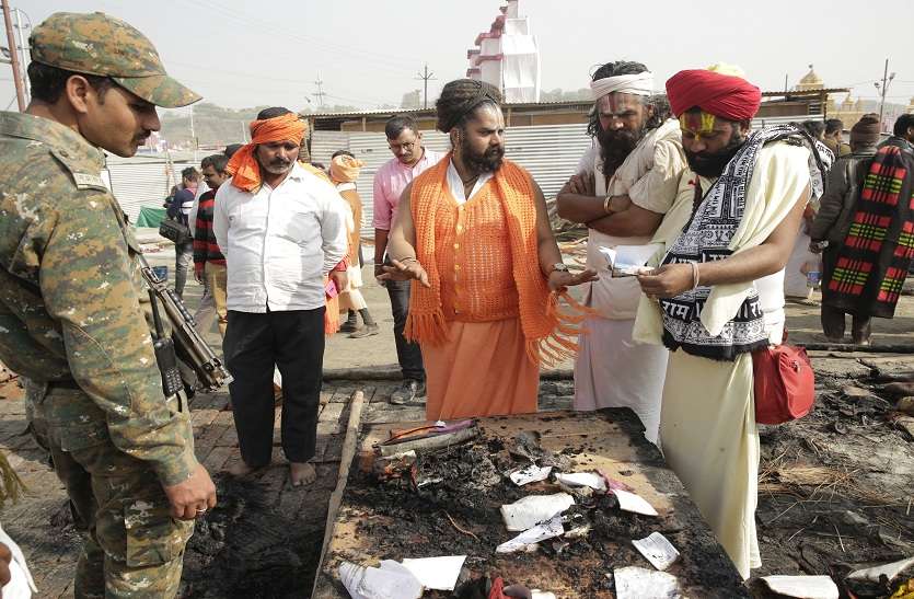 up news #Kumbh2019: कुंभ मेले में लगी आग, चेहरे पर खौफ और भगदड़ से खाली हुआ टेंट