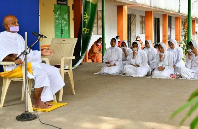 acharya mahasharman pravachan पापों का अल्पीकरण करने का प्रयास करें