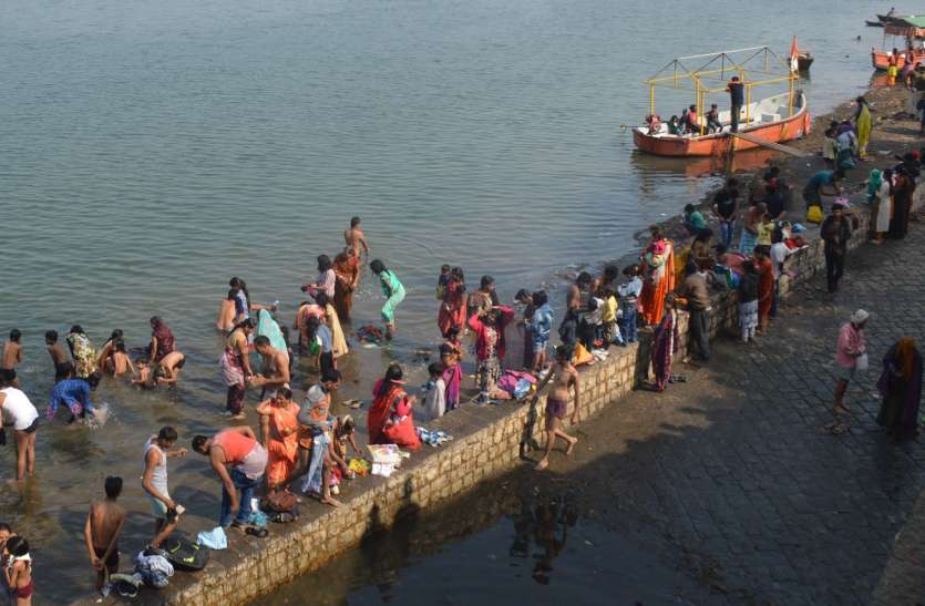 People reach Narmada on Makar Sankranti fest घुली तील-गुड़ की मिठास, लोगों ने किया स्नान, दान