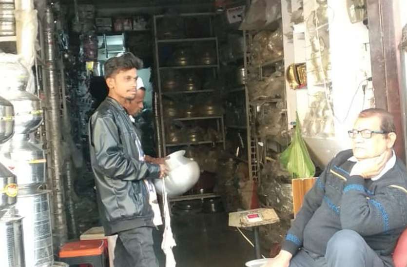 Rob stores at the pot shop shop राम बाजार में बर्तन दुकान पर चोरी, बदमाश बाइक भी ले गया