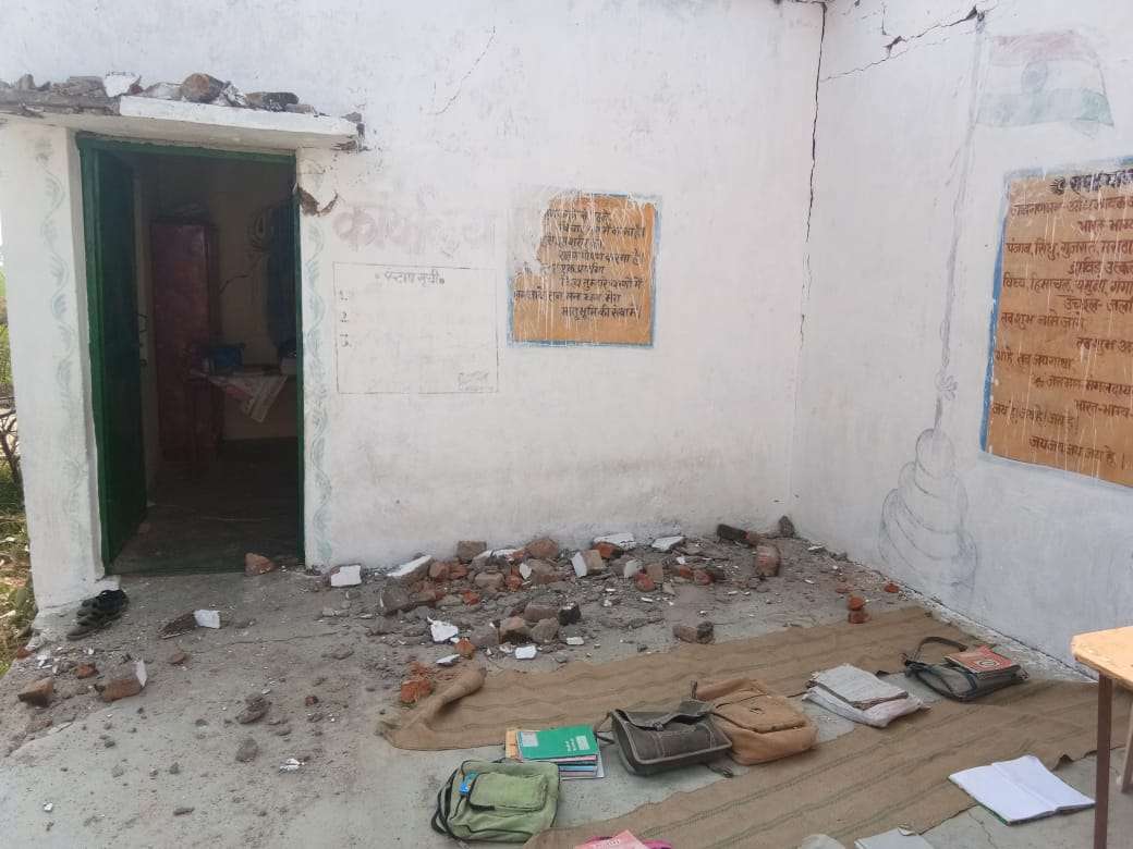 स्कूल का छज्जा गिरने से बाल-बाल छात्र