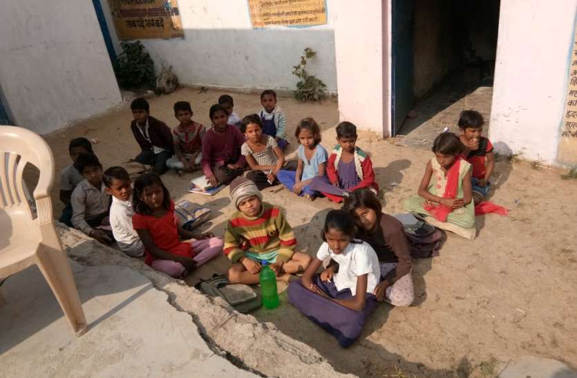 स्कूल का छज्जा गिरने से बाल-बाल छात्र स्कूल का छज्जा गिरने से बाल-बाल छात्र