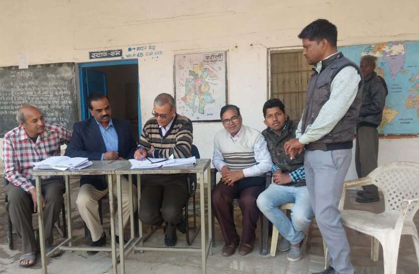 Vallabhanagar वल्लभनगर तहसीलदार ने मतदाता सूची पुनरीक्षण को लेकर दरौली मतदान केन्द्र का किया निरीक्षण