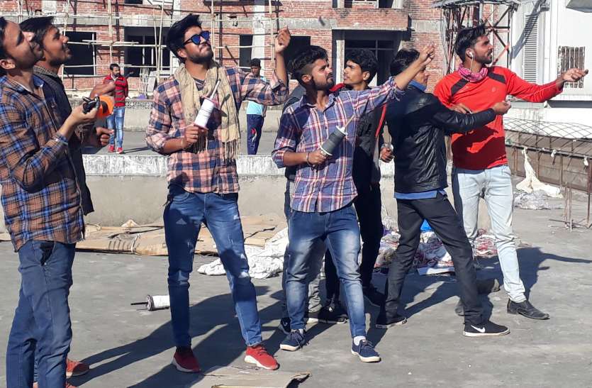 makar sankranti news in chomu पतंगबाजी में बीता दिन... गूंजा वो काटा...