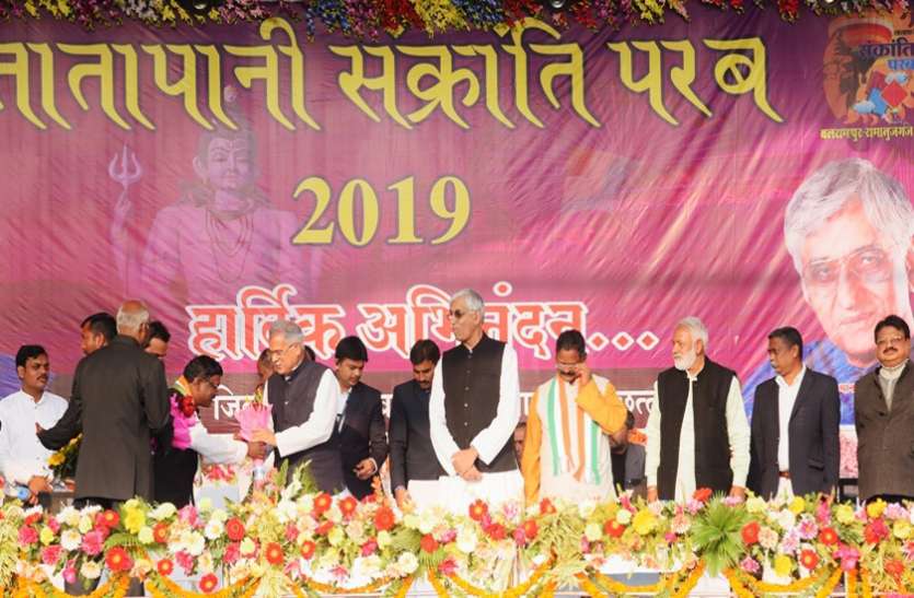 CM Bhupesh in Tatapani Video : सीएम भूपेश ने तातापानी मंदिर में की पूजा, इस बात पर मंच से चेतावनी भरे लहजे में कहा- यहां बैठे अधिकारी सुन लें...