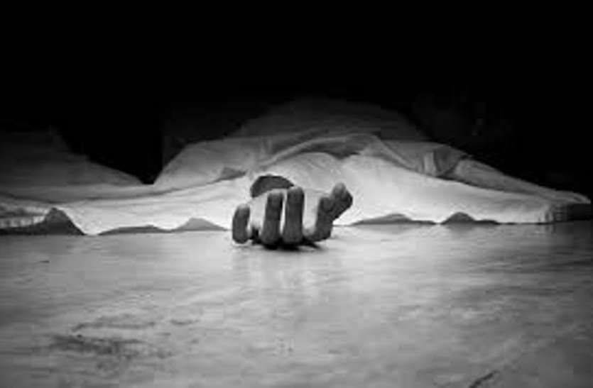 Sensation spread by death of railway employee रेल मेंटेनर की मौत से सनसनी, दोस्त के घर मिली लाश