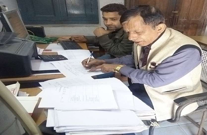 unemployees बेरोजगारी भत्ता बढऩे की आस, कार्यालय में आवेदनों का अंबार