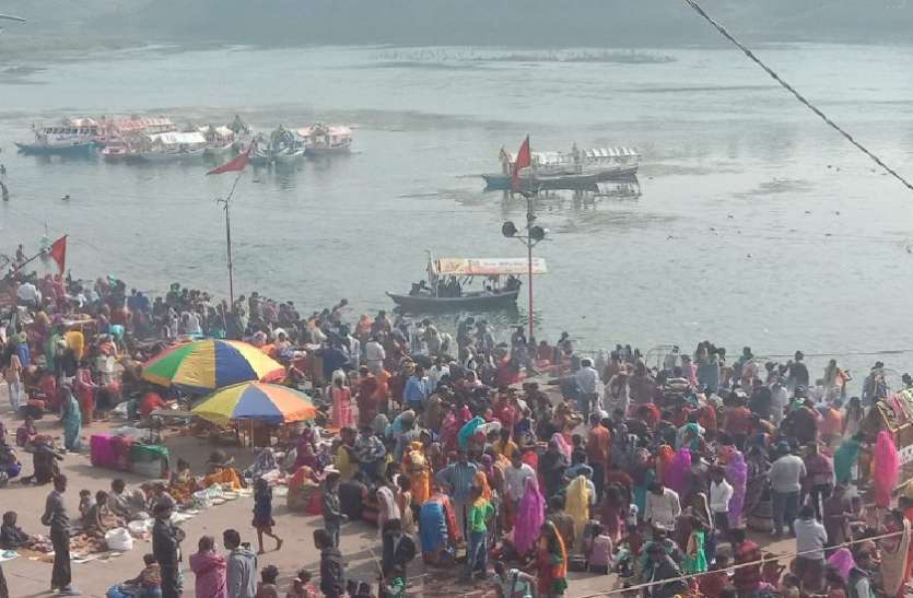 unique secret of narmada basins इस नदी के सात घाटों में समाए हैं अजब रहस्य, देखने उमड़ पड़ी भीड़, देखें वीडियो