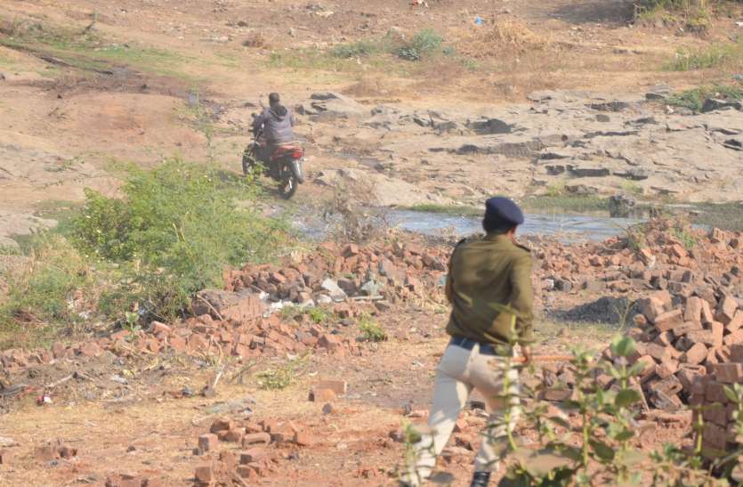 The illegal excavation of the Kunda river in khargone जब रेत माफियाओं के पीछे एसडीएम ने लगाई दौड