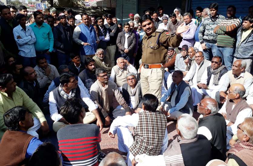 kotputli market closes on call for trade federation चोरी के विरोध में कोटपूतली बंद सफल, पुलिस को दिया 10 दिन का समय