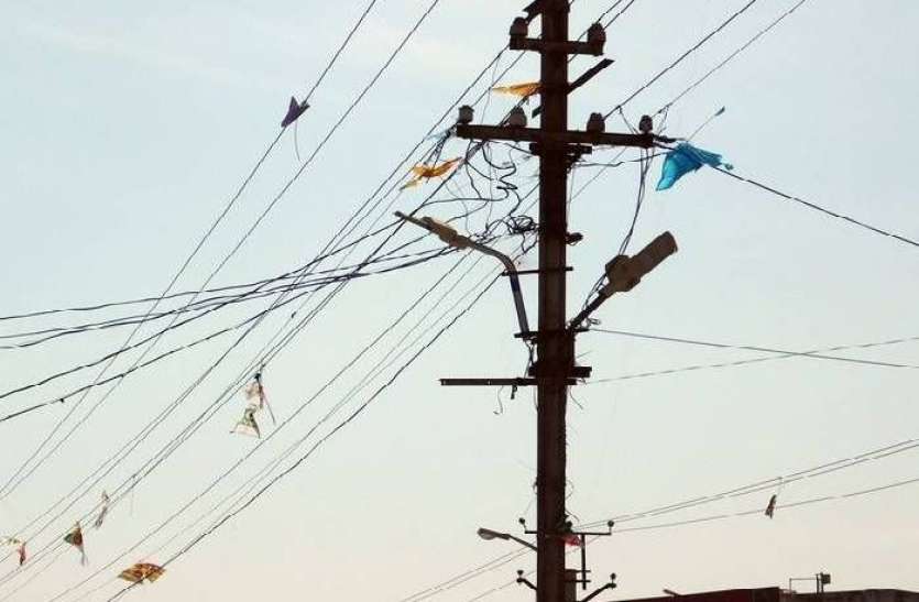 l_kite-door-tripping-over-electrical-cables-58804c11d7cb8_835x547.jpg 11 हजार विद्युत लाइन से मांझा हटाने पर करंट लगने से युवक की मौत