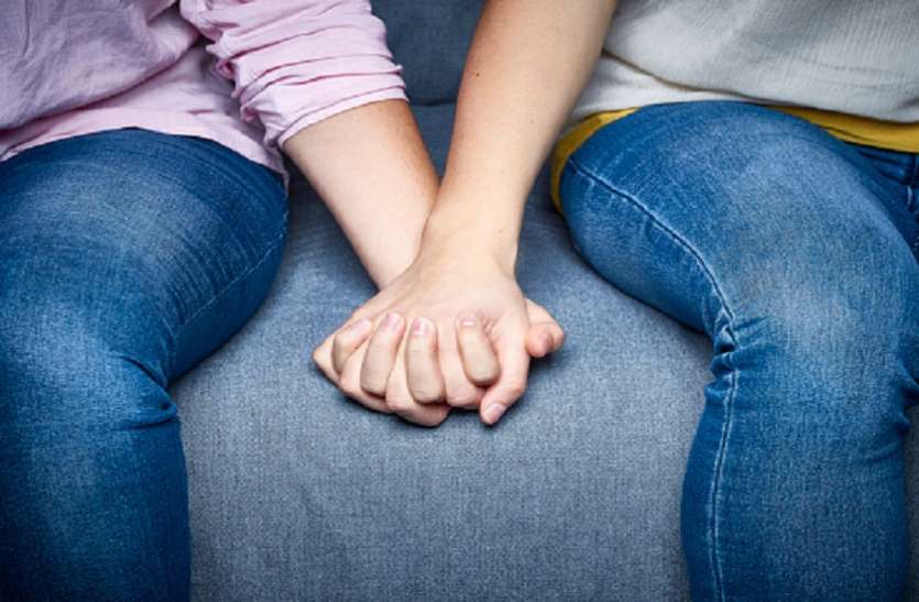 lesbian marriage दो लड़कियों ने कोर्ट में की शादी, कहा- अलग किया तो खुदकुशी कर लेंगे