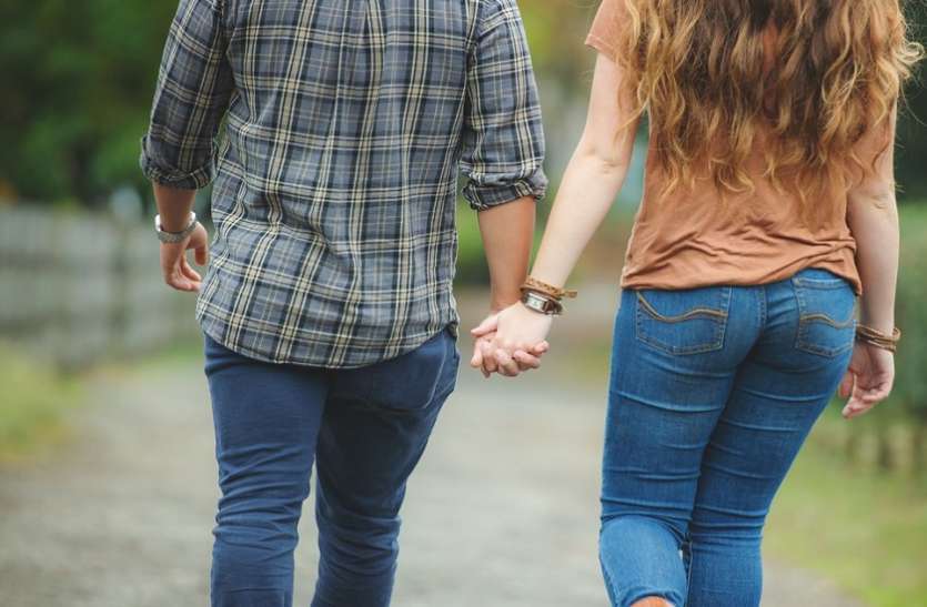 lovers demo pic गर्लफ्रेंड ने प्रेमी से की पैसे की मांग तो प्यार में अंधा युवक ने लिख दी ऐसी स्क्रिप्ट