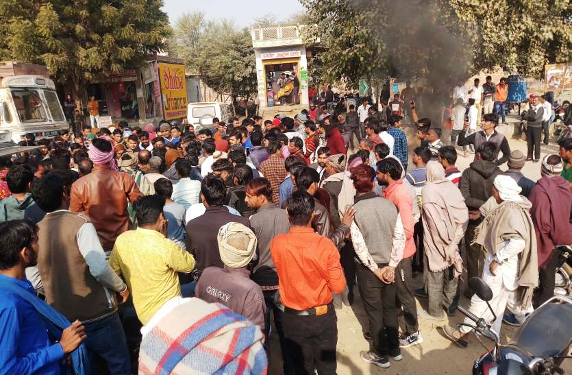 road jam फैंसी स्टोर में लगी आग, लाखों का सामान स्वाह