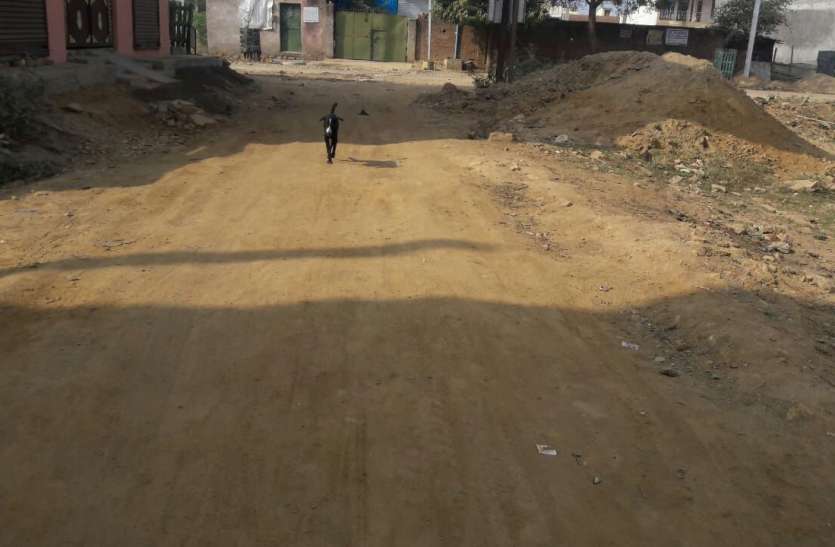after one year road is incomplete yet एक साल पहले गिट्टी बिछाई अब बोले बजट नहीं