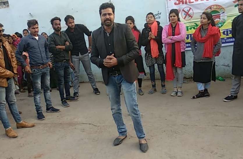 Youth's gang told the effect of the drug addiction through the play युवाओं की टोली ने नाटक के जरिए बताया नशा करने के दुष्परिणाम