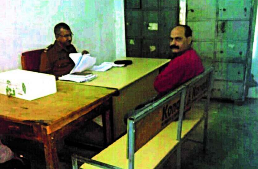 beating with policeman ऑटो से उतरते ही पुलिसकर्मी पर व्यापारी ने किया हमला, जानिए क्यों?