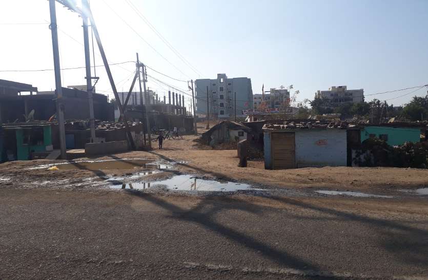 dovelepment चार झुग्गियों ने पांच साल से रोक रखा है 80 फीट का रोड