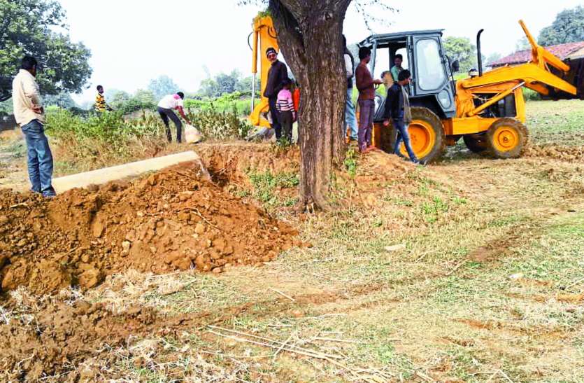 Public road being built on private estate without land acquisition बिना भू-अर्जन निजी आराजी पर बनाई जा रही सार्वजनिक सड़क, पीडि़तों किसानों को नहीं मिला मुआवजा
