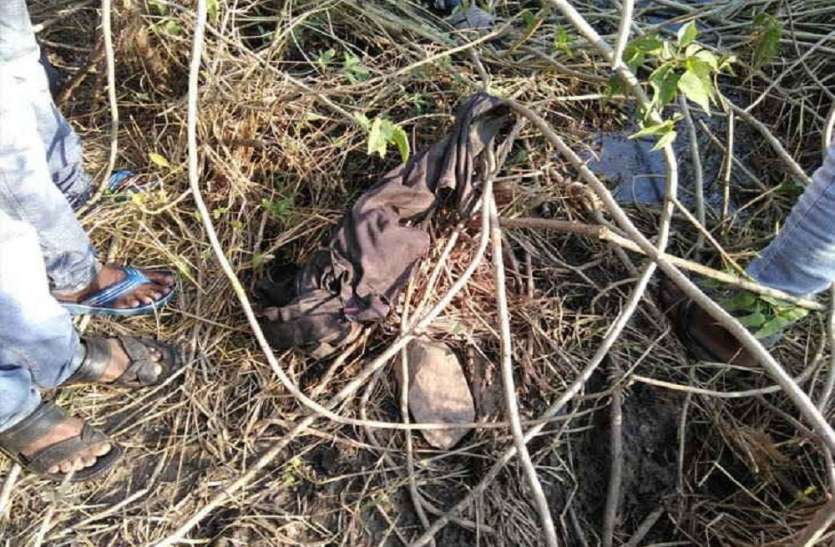 murder खेत में कुछ दूर निर्वस्त्र शव मिलने से मची सनसनी, तालाब के पास मिले कपड़े