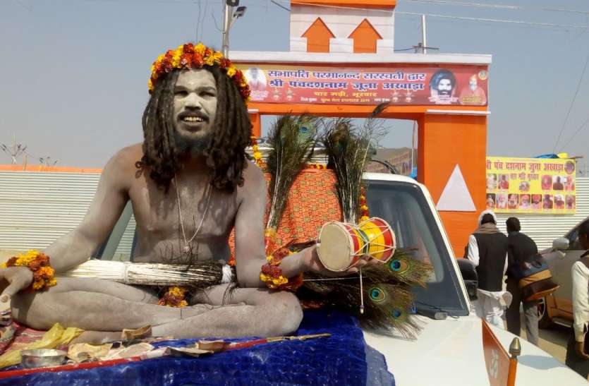 up news #KUMBH 2019: कुंभ में स्कार्पियो पर 'बाबा' अजयानंद ने जमाया आसन, कहा पांडाल के लिए लाखों रूपये खर्च न करें साधू-संत