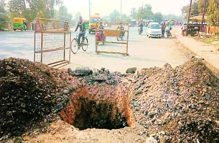 10 fits deep pits becoming fatal जानलेवा बन रहा 10 फिट गहरा गड्ढ़ा