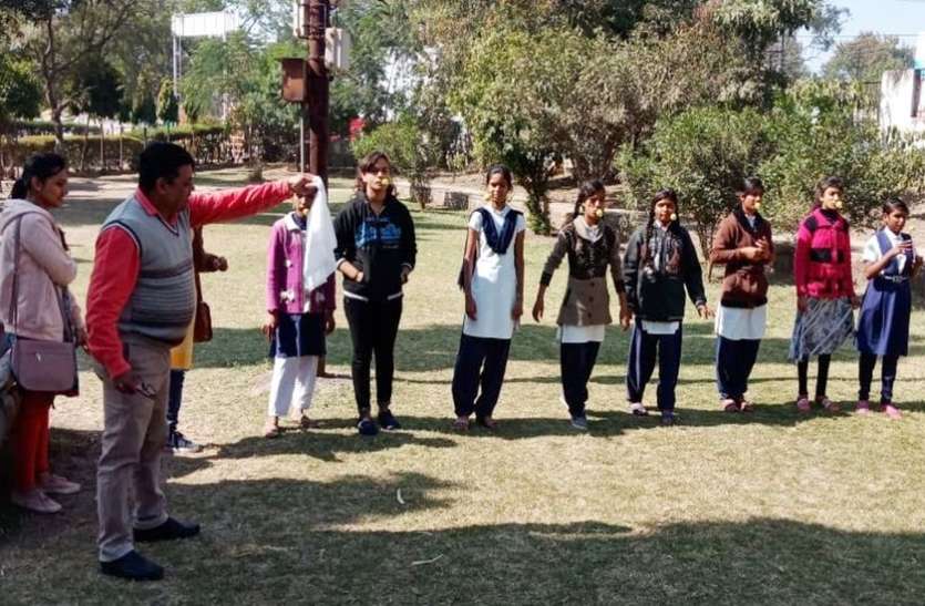 lalbagh ground पार्षदों ने लगाए क्रिकेट में चौके-छक्के, नीबू रेस में दौड़ीं छात्राएं
