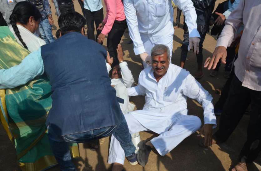 Joy festival news khargone रस्सा खींचते ही टूटा, जमीन पर गिरे विधायक, छुटी हंसी
