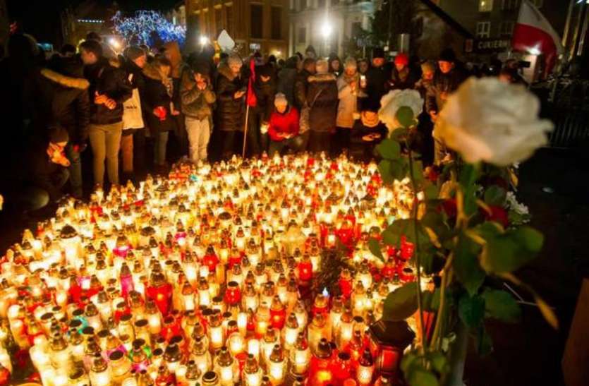 Poland mayor died day after being attacked by knife in charity program पोलैंड: चैरिटी कार्यक्रम में मेयर पर हुआ हमला, पांच घंटे चला ऑपरेशन फिर भी नहीं बची जान