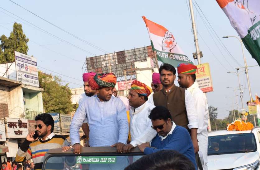 yuva-kranti-yatra-reached-udaipur युवा क्रांंति यात्रा का गाजे-बाजे से स्वागत