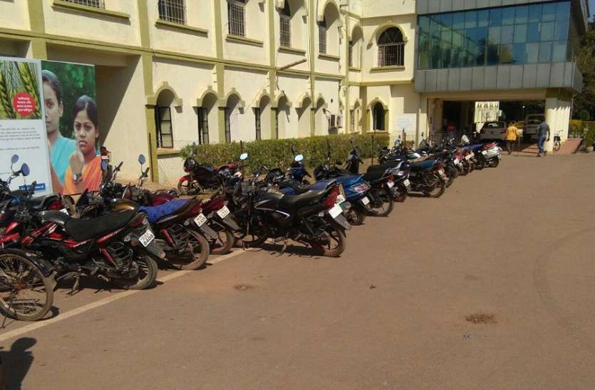 Vehicles parked anywhere पार्किंग का पैसा बचाने कहीं भी खड़ी कर रहे वाहन