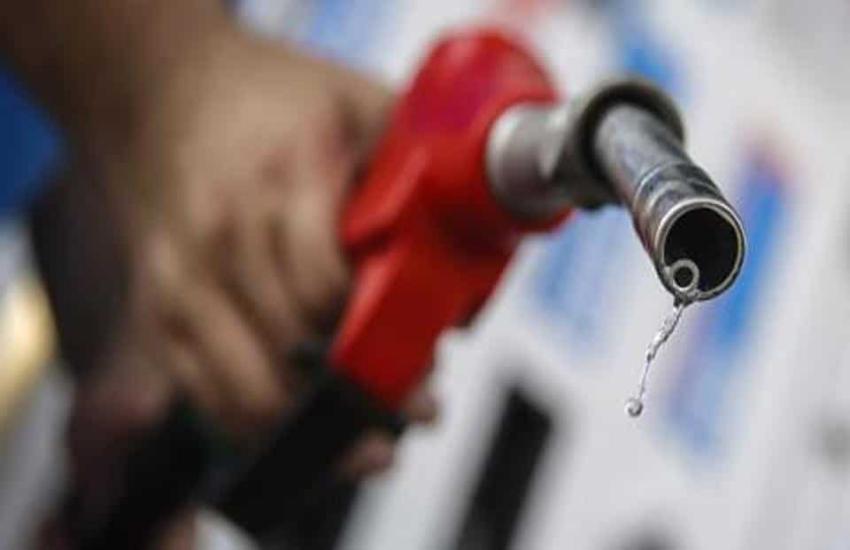 पेट्रोल-डीजल के दामों में बदलाव जारी, 8 पैसे प्रति लीटर सस्ता हुआ पेट्रोल