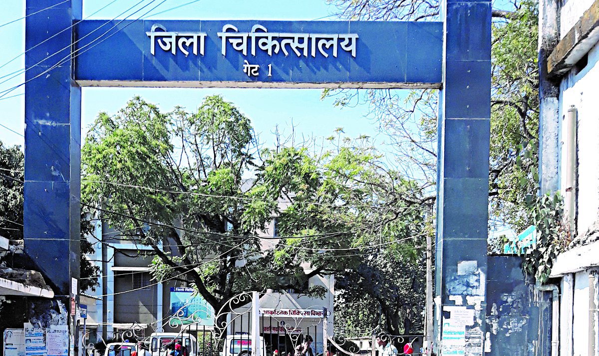 Chhindwara District Hospital गेट नम्बर एक बंद होने से आखिर क्यों देनी पड़ती है जान