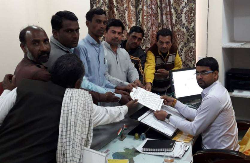Gave memorandum खुद के पैसों के लिए भटक रही प्रसूताएं!