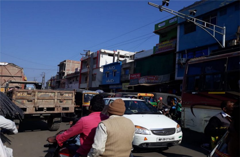 Deteriorating traffic system due to lack of traffic police personnel ट्रैफिक पुलिस कर्मियों की कमी से बिगड़ी यातायात व्यवस्था