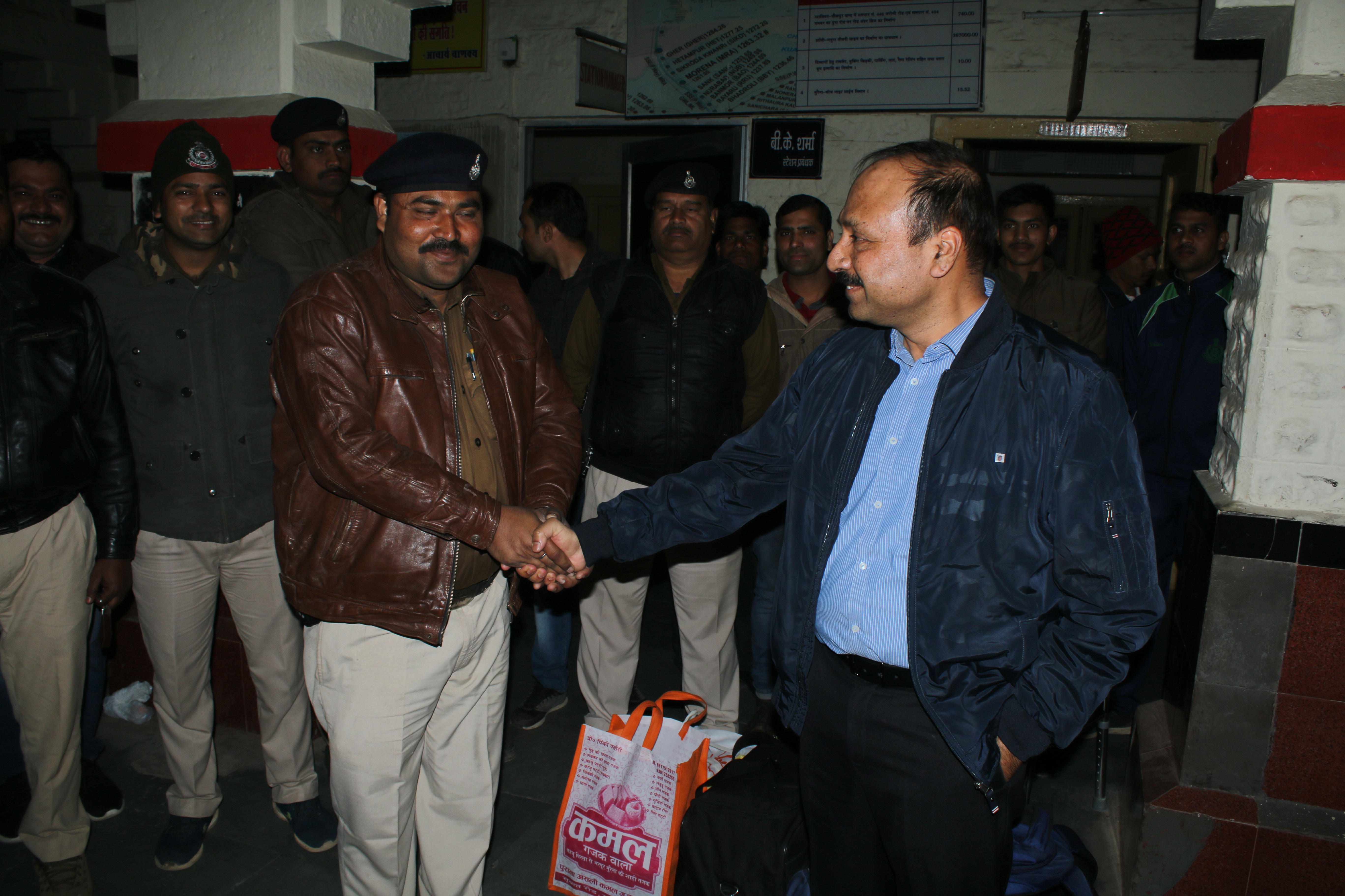 police, reward, workers, oblize, morena news in hindi, mo news पुलिस कर्मचारियों को मिले रिवार्ड के 16 लाख