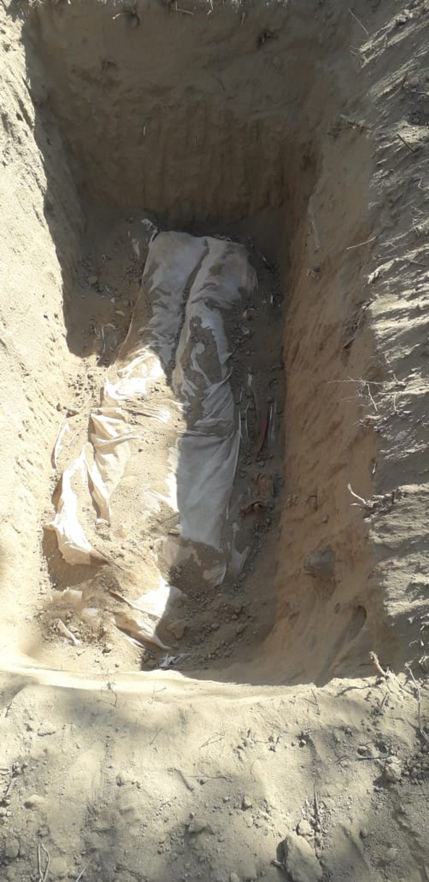 After heavy stone throwing on the body, a huge rock, after death, the पत्थर निकालने के दौरान शरीर पर गिरा भारी चट्टान, मौत के बाद परिजनों ने बिना पुलिस सूचना कर दिया दफन
