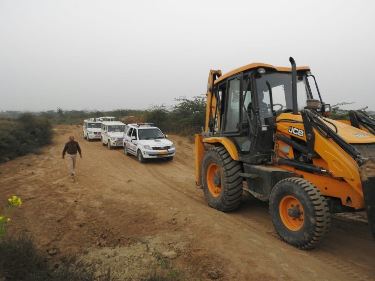 Bhind News, Bhind Hindi News, Mp Hindi News, Bhind, Sand, government land, Sand Mafia, Crop of farmers अधिकारियों को कानोंकान खबर नहीं, रेत माफिया ने सरकारी जमीन से निकाल दिए रास्ते